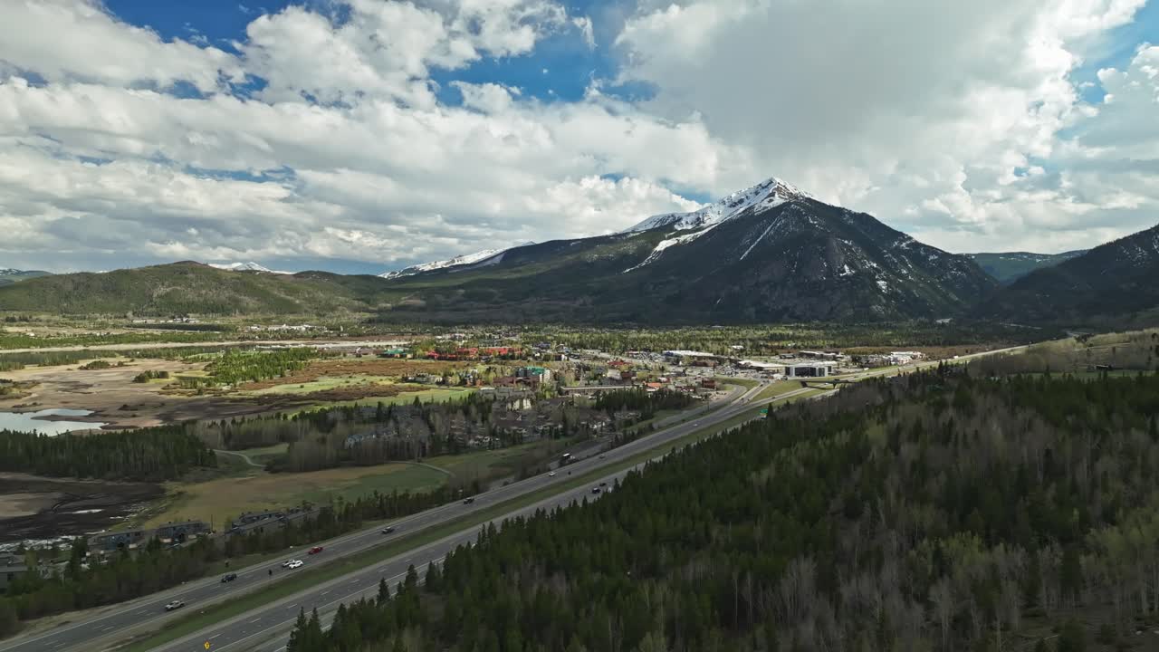 el avión no tripulado asciende al bosque de hoja perenne por encima de la carretera que conduce a frisco, colorado.