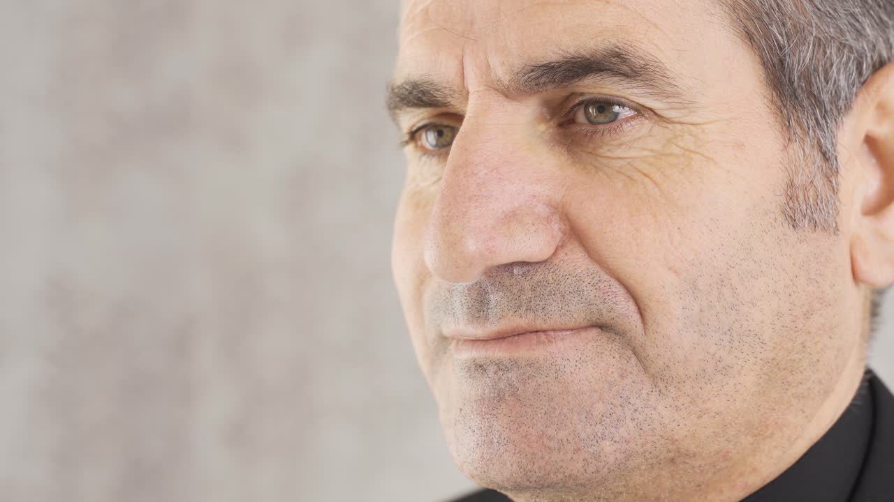 retrato en primer plano de un rostro masculino maduro.