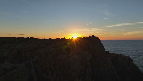 在西班牙的梅諾卡 (menorca) 陡峭的岩石懸崖上夕陽的電影空中影像