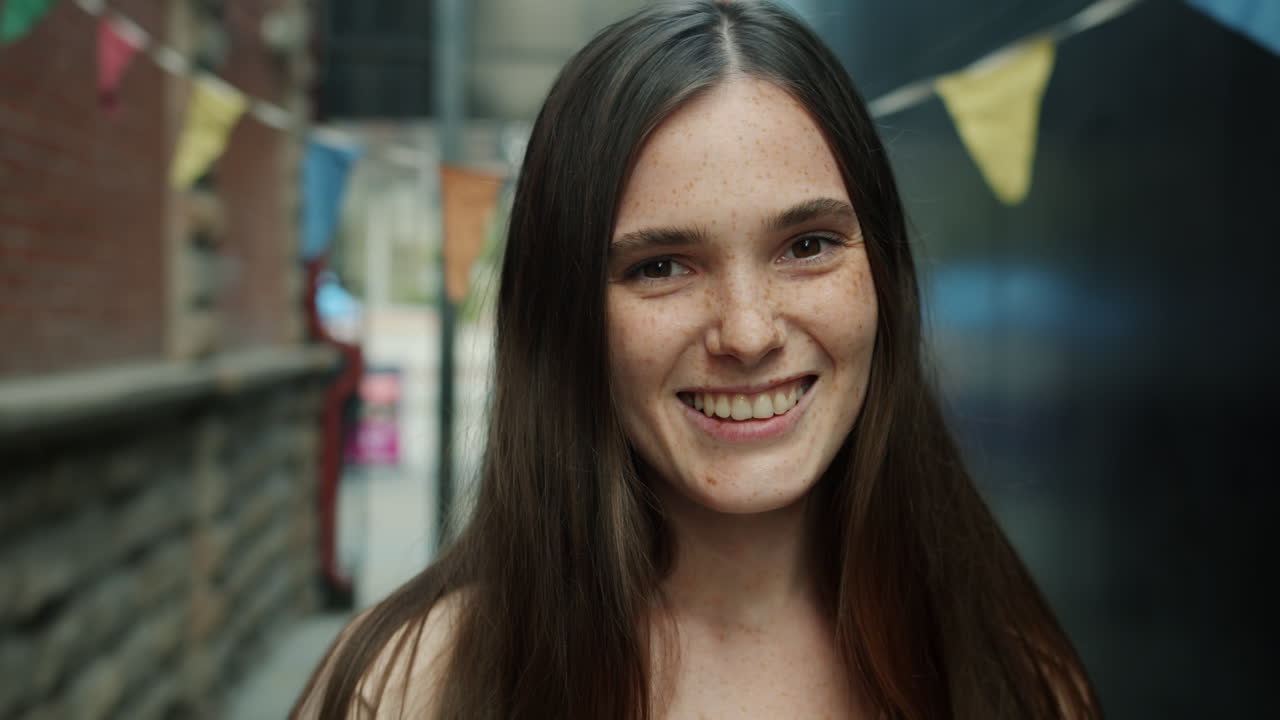 mujer sonriente en un entorno urbano