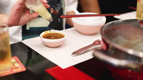 añadiendo ingredientes a la salsa en un restaurante