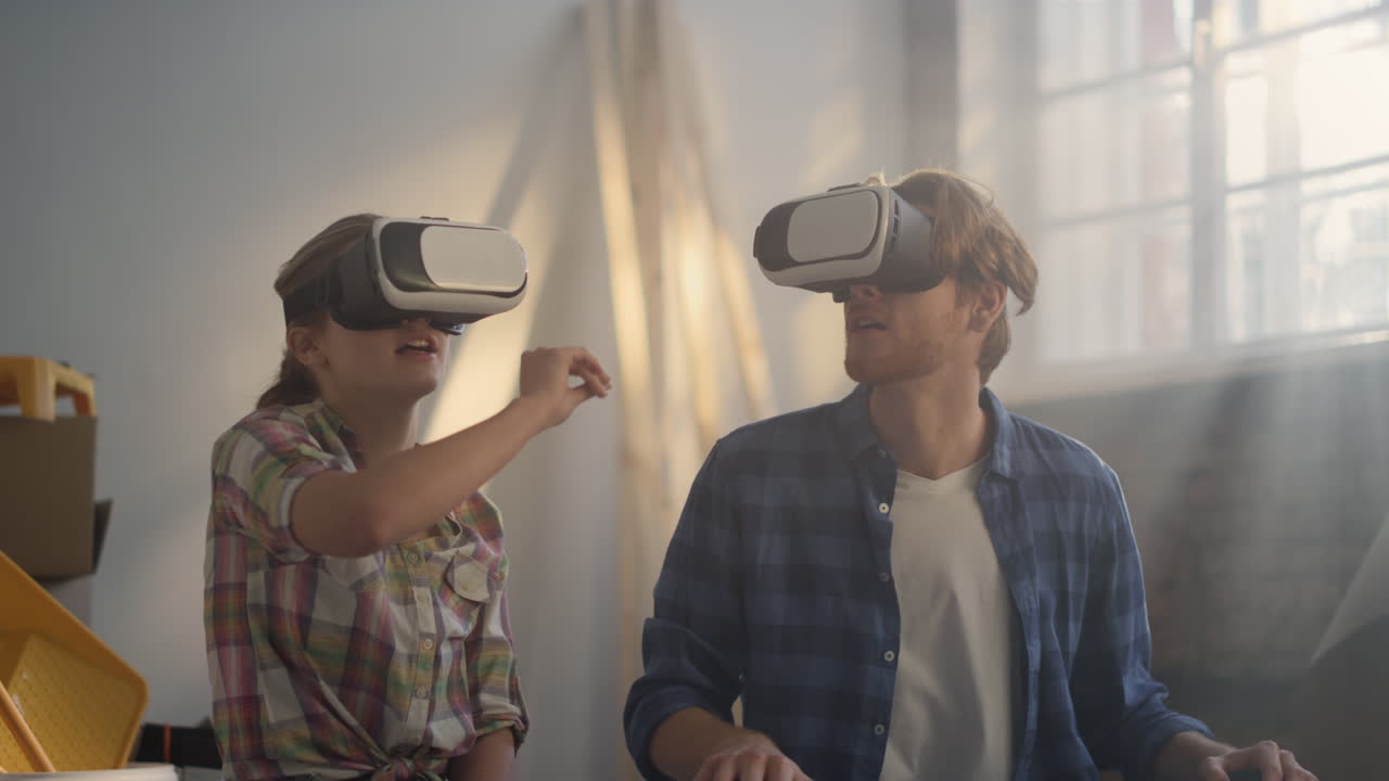 pareja enfocada en gafas vr moviendo las manos en el interior. concepto de renovación del hogar.