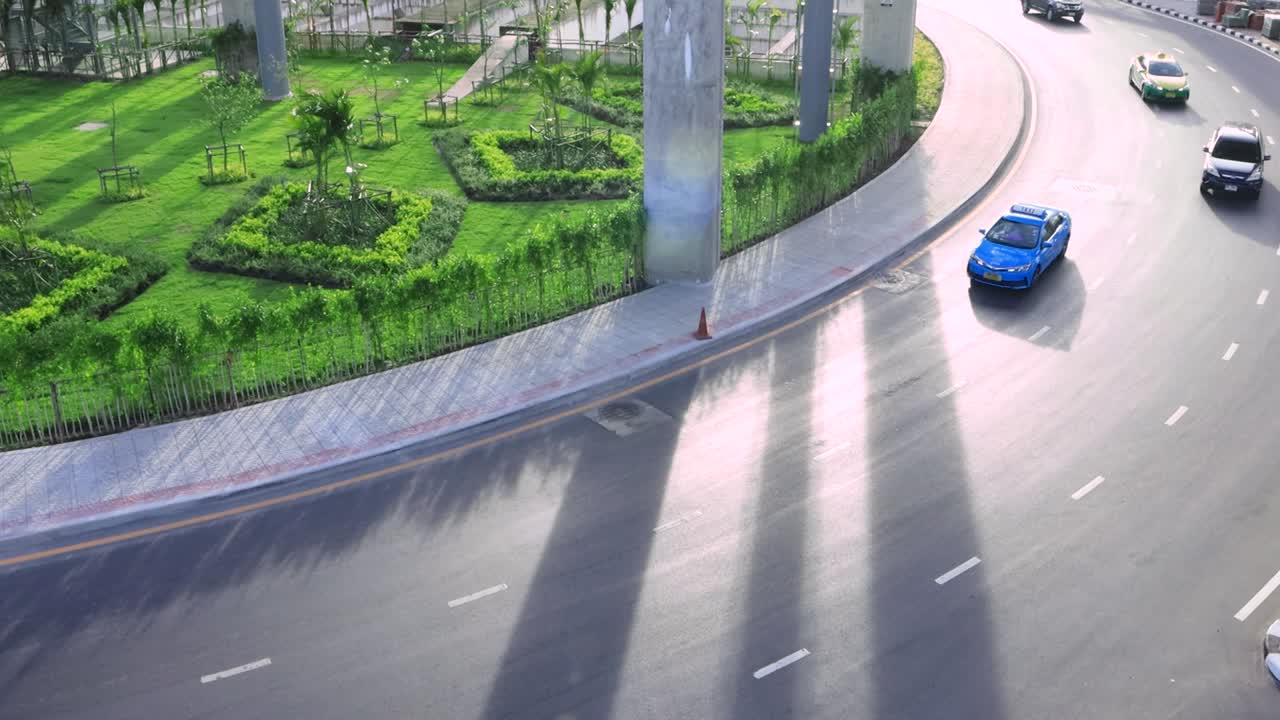 방, 태국 - 2020년 6월 12일:  프라 스리 마하타트 (wat phra sri mahat bts) 역에서 교통 차량의 높은 시각