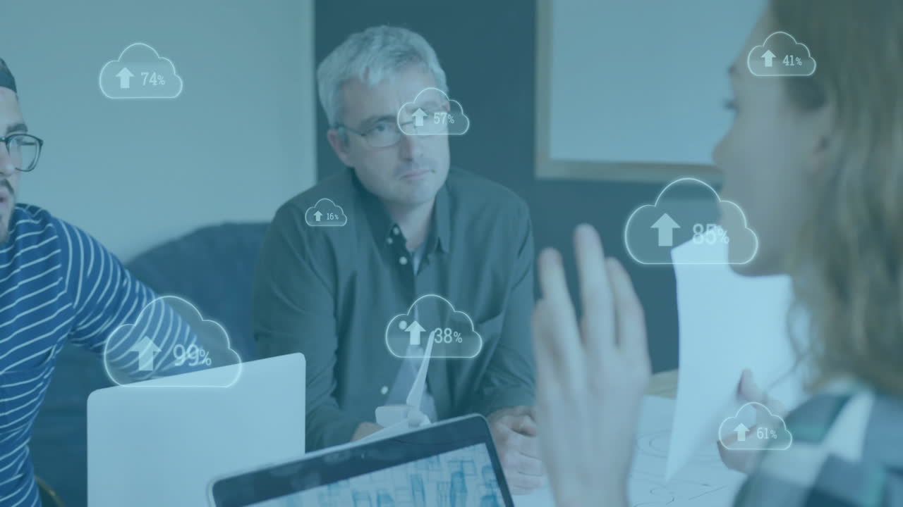 animación de nubes digitales con un porcentaje creciente sobre diversas personas de negocios en la oficina