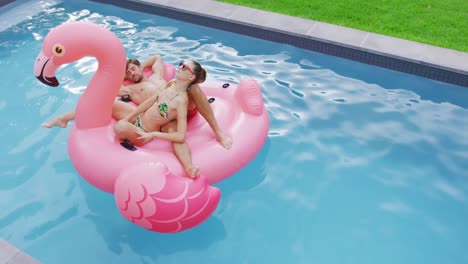 Pareja-Durmiendo-Juntos-En-Un-Tubo-Inflable-En-La-Piscina-4k