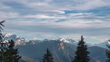 alpiner sonnenuntergang mit herrlichen berggipfeln in der ferne und glatten wolken, zeitraffer