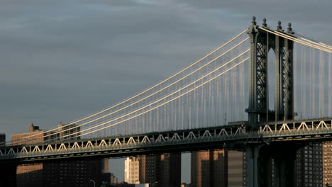 Beschleunigter-Verkehr-Rast-über-Die-Brooklyn-Bridge-Unter-Einem-Verdunkelnden-Bewölkten-Himmel