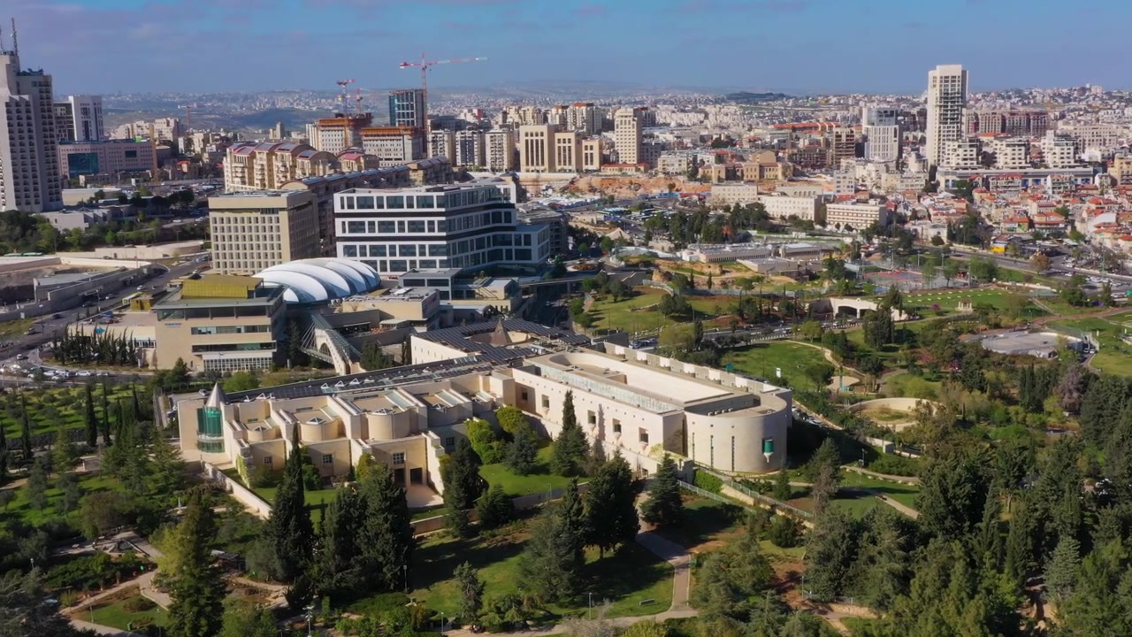 Vista Panorámica Aérea del Edificio de la Corte Suprema de Israel con Jardines Verdes y el Paisaje Urbano Moderno de Jerusalén
