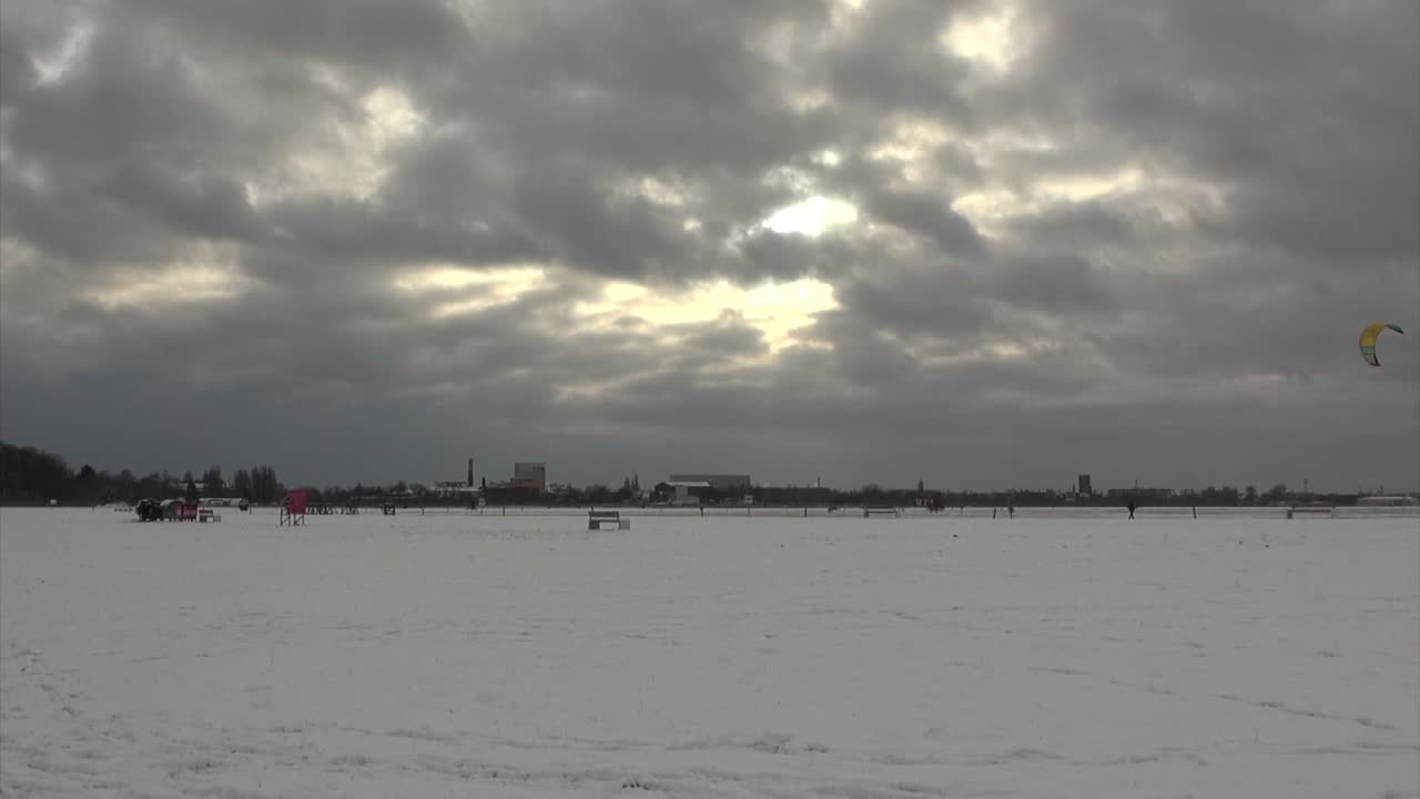 el deporte del viento en invierno 10 segundos hd 25 fps aeropuerto de tempelhof
