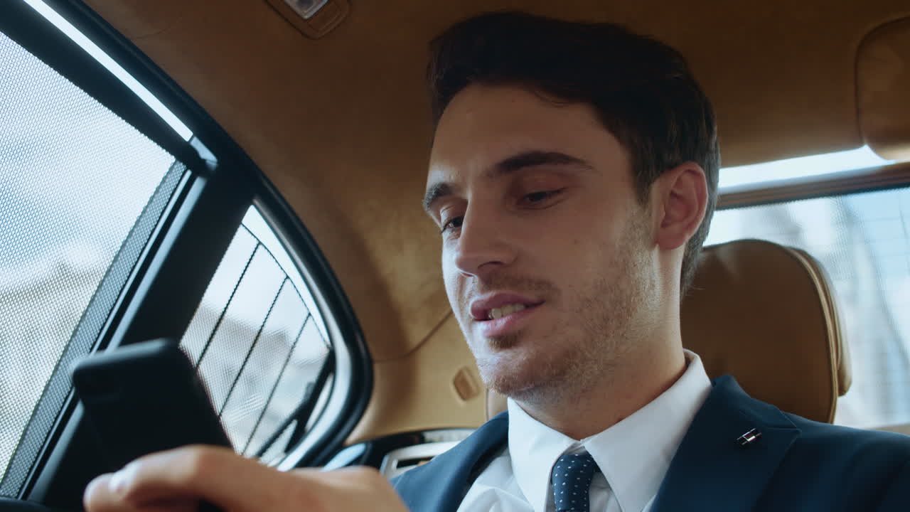 스마트폰으로 대화하는 웃는 사업가의 초상화