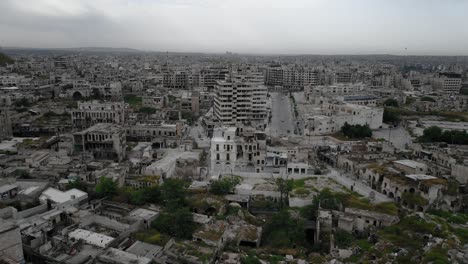 drones volando sobre las calles de alepo, siria. podemos ver edificios en ruinas incluso 10 años después de la guerra civil, con coches y personas y las calles 4k