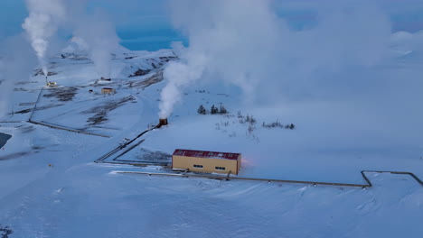 El-Humo-Blanco-Proviene-De-Las-Instalaciones-Geotérmicas-En-Un-Paisaje-Nevado-Blanco-En-Islandia-Por-La-Noche