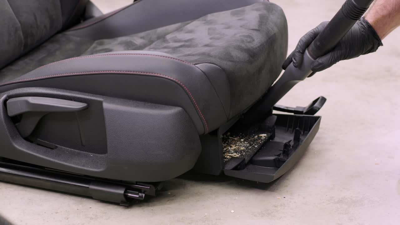 limpieza profesional de automóviles. lavado de sars. detalles interiores. limpieza en seco y detalles del interior de un automóvil. limpeza profunda de asientos. limpeza de espuma en el lavado de automóviles; limpieza del panel del automóvil del polvo. una aspiradora