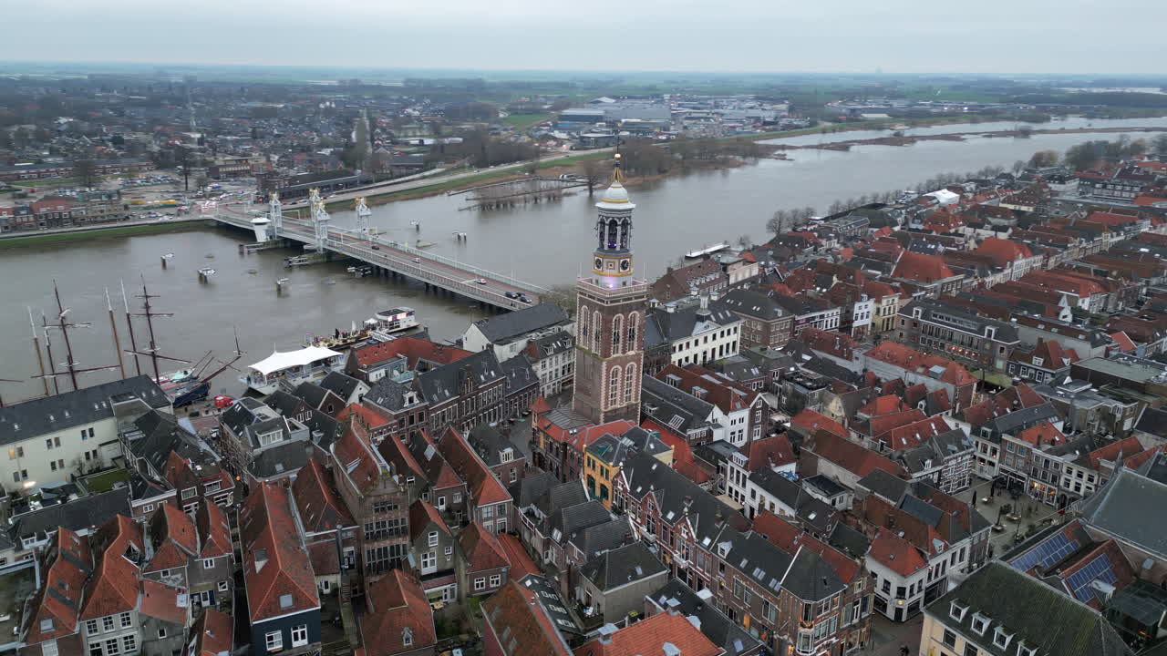 Nuova torre nello skyline di Kampen, vista aerea dal fiume Ijssel