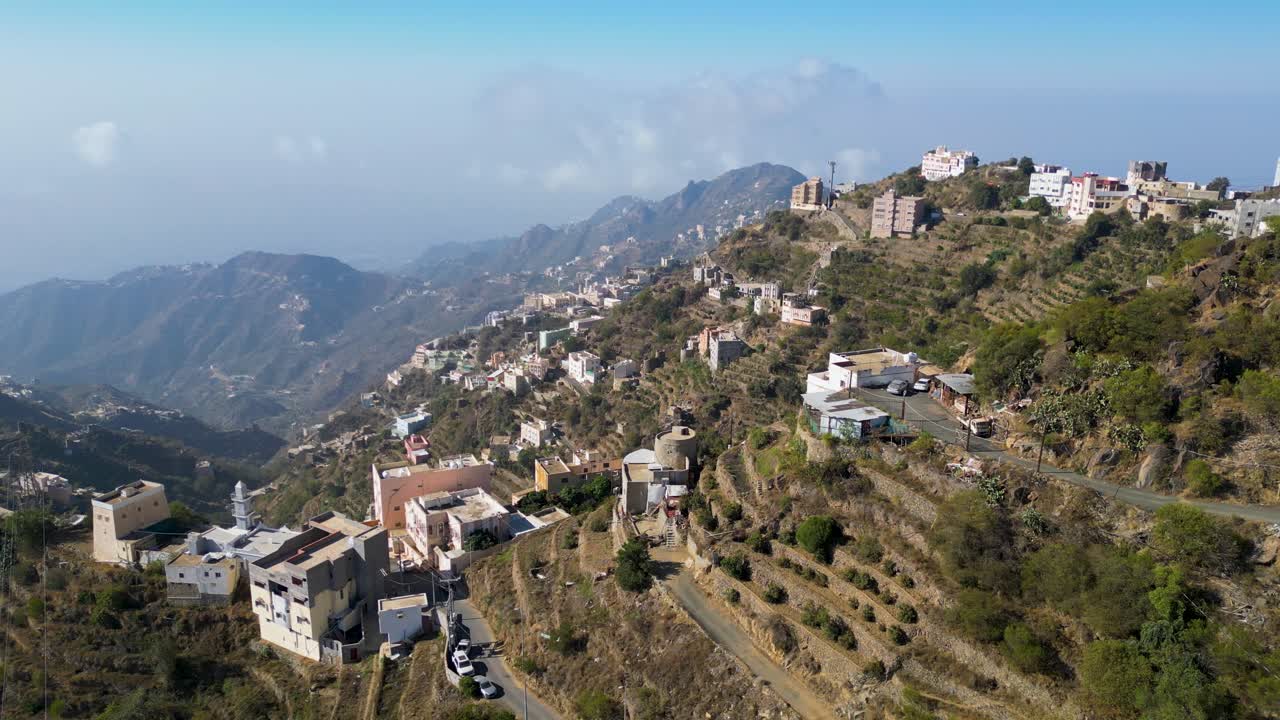 이 비디오는 관광, 자연 다큐멘터리 또는 홍보를 위해 완벽한 자잔의 푸른 초록색과 놀라운 풍경을 포착합니다.
