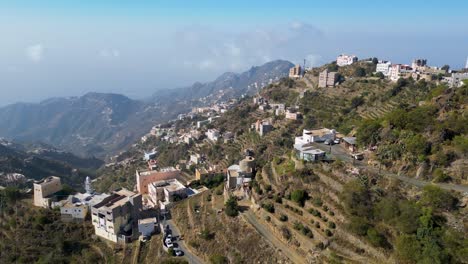 "las majestuosas montañas faifa" este video captura la exuberante vegetación y las impresionantes vistas de las montañas faifa en jazan, perfectas para turismo, documentales de naturaleza o promociones.