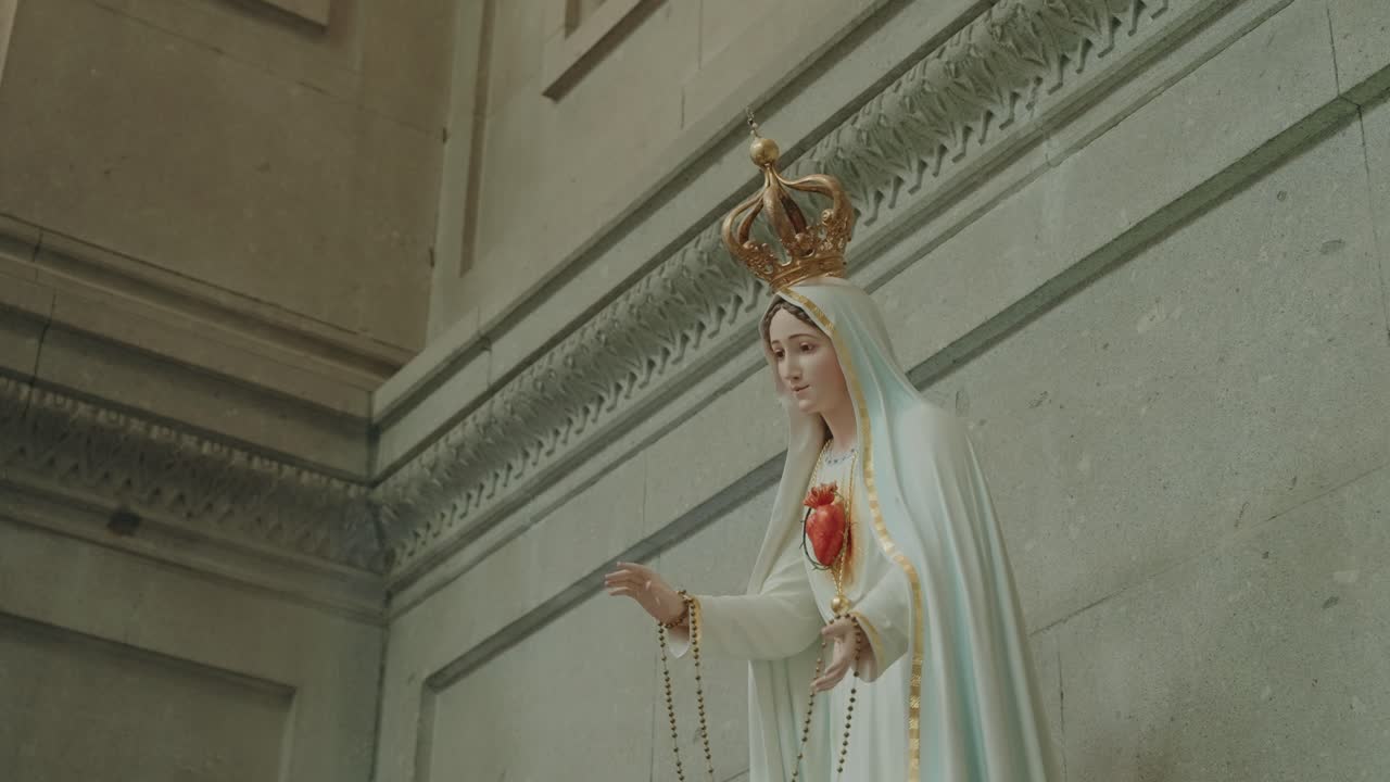 포르투갈 교회 안에서 왕관과 묵주를 든 파티마의 성모 마리아 석상 클로즈업
