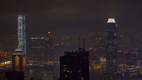 夜の香港の高層ビル