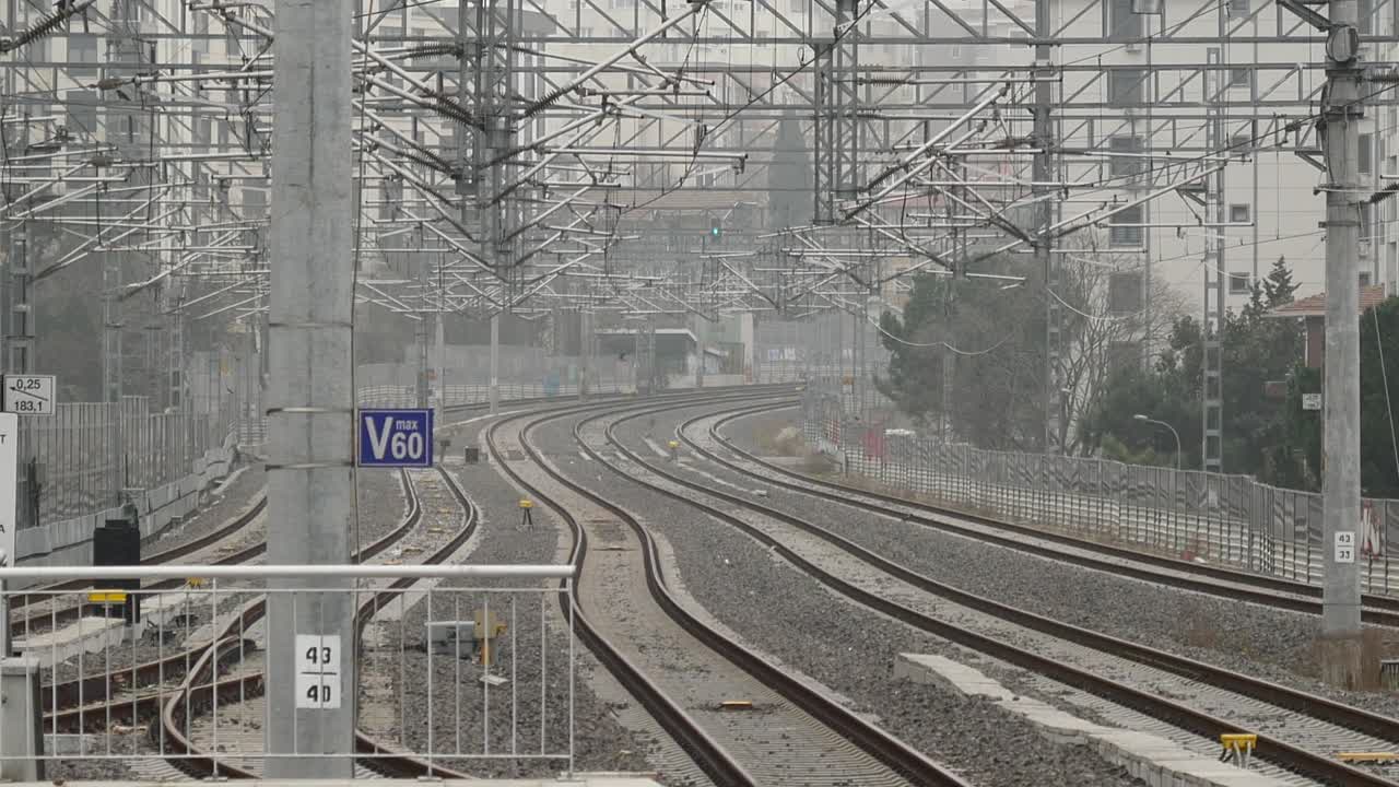 도시 의 역 에서 열차 트랙