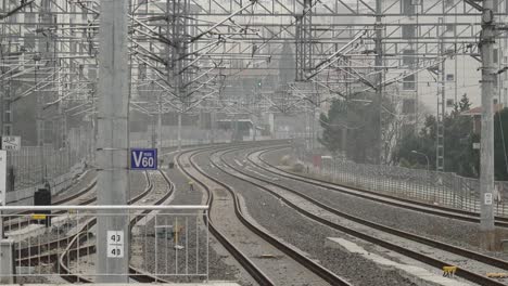 vías de tren en una estación de una ciudad