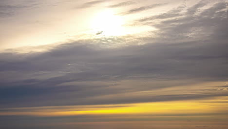 Cielo-Sólo-Atardecer-Paisaje-Nublado-Lapso-De-Tiempo-Con-Capas-Atmosféricas-Cruzando-El-Cielo