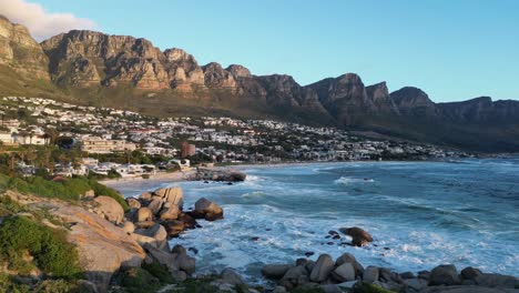 Sumérgete-En-La-Belleza-De-Camps-Bay,-Sudáfrica,-Con-Impresionantes-Imágenes-Tomadas-Con-Drones-Sobre-El-Atlántico.