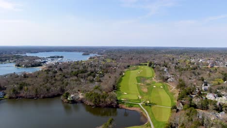 enorme campo de golf cerca de una pequeña ciudad y el océano atlántico, vista panorámica aérea izquierda