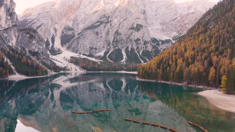 Aus-Der-Luft-Geschossener-Boom-Enthüllt-Am-Herbsttag-Den-Ikonischen-Pragser-Wildsee-In-Den-Italienischen-Dolomiten