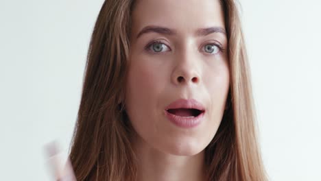 mujer aplicando lápiz labial