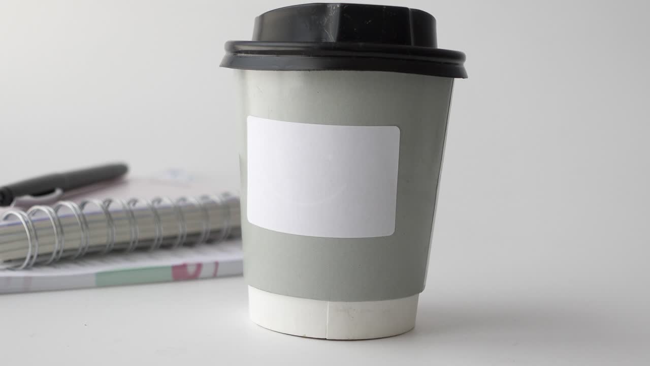 taza de café en un escritorio con cuaderno y bolígrafo