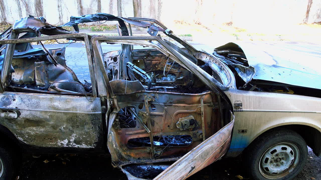 Das gesprengte Auto infolge eines Terroranschlags. Auto nach einem Terroranschlag.