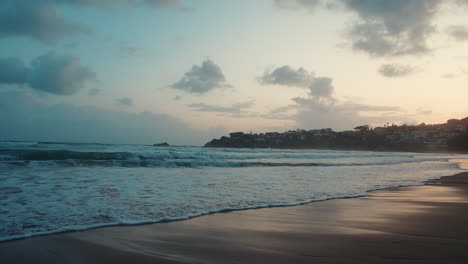 Blick-Auf-Die-Meeresbrandung-Am-Abend.-Wunderschöner-Sonnenuntergangsstrand.-Sommerferienkonzept.