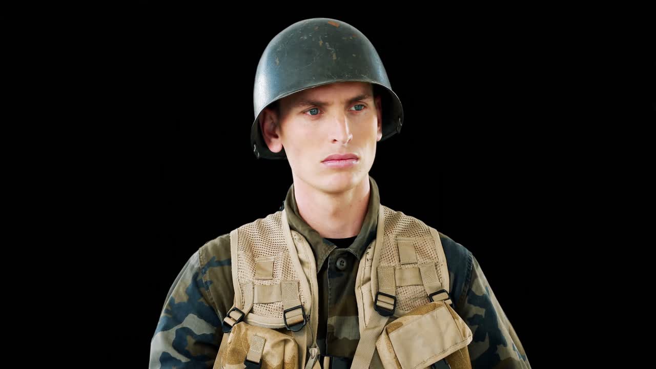 солдат, использующий цифровой экран