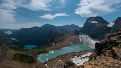 Zeitraffer,-Glacier-Nationalpark,-Montana,-USA,-Wolken-Und-Sonniger-Tag-über-Dem-Gletscher,-Gletscherseen-Und-Gipfeln