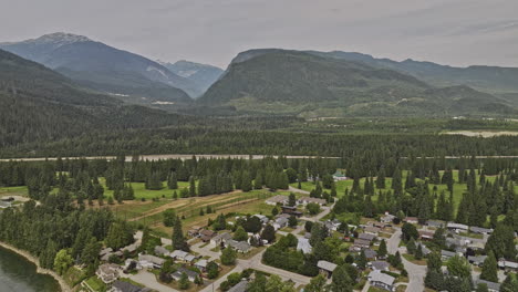 Revelstoke,-BC,-Kanada,-Luftaufnahme-Einer-V3-Drohne-über-Einem-Wohngebiet-Mit-Aufnahmen-Des-Columbia-River,-Des-Golfplatzes-Am-Flussufer-Und-Der-Bewaldeten-Berglandschaft-–-Aufgenommen-Mit-Mavic-3-Pro-Cine-–-Juli-2023