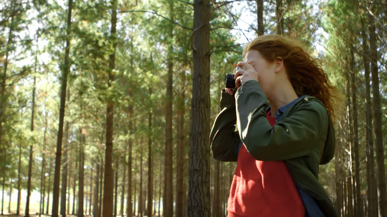 mujer haciendo clic en la foto con la cámara 4k
