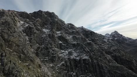 ascendiendo la montaña de breitind en el norte de noruega