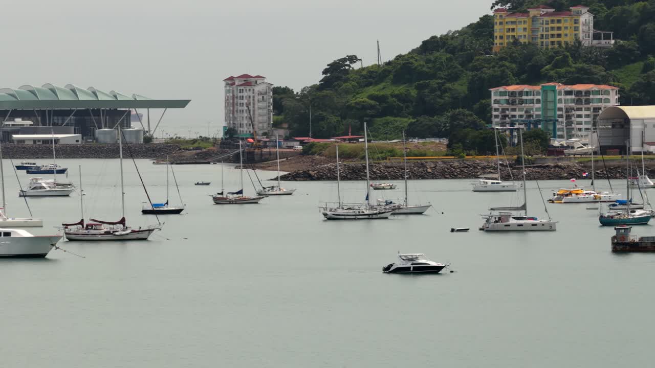 Vista da drone del Puerto de Cruceros con barche a vela ancorate e l'edificio del terminal dalla Amador Causeway, Panama.