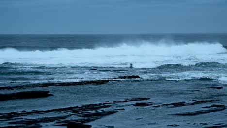 una gran ola rompiendo en la costa de escocia