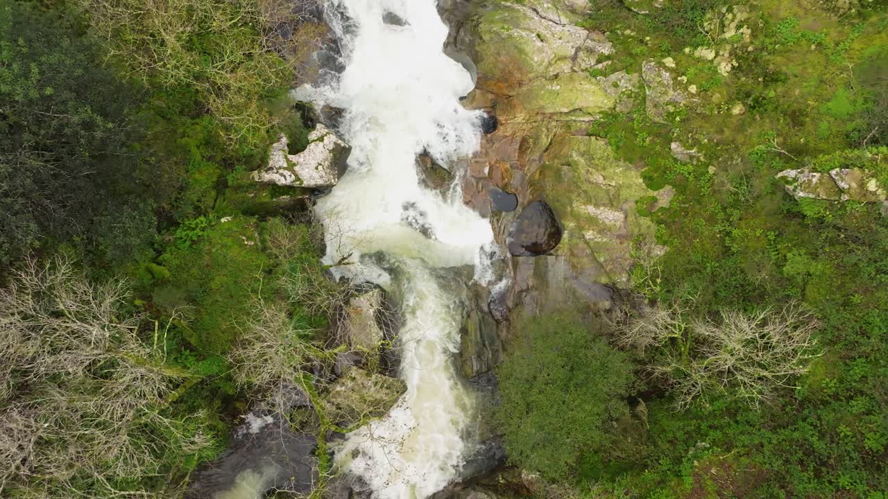 las famosas cascadas fervenza do toxa sobre el desfiladero salvaje en pontevedra, galicia, españa