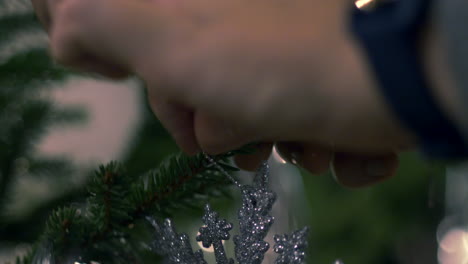 Decoración-Del-árbol-De-Navidad-Colgando-A-Mano,-De-Cerca