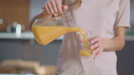 una mujer disfrutando de jugo de naranja.