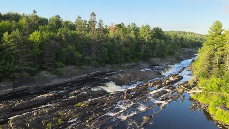 Río-En-Minnesota-En-Medio-De-Un-Bosque,-Paisaje-Natural-Durante-La-Vista-Aérea-De-La-Hora-Dorada