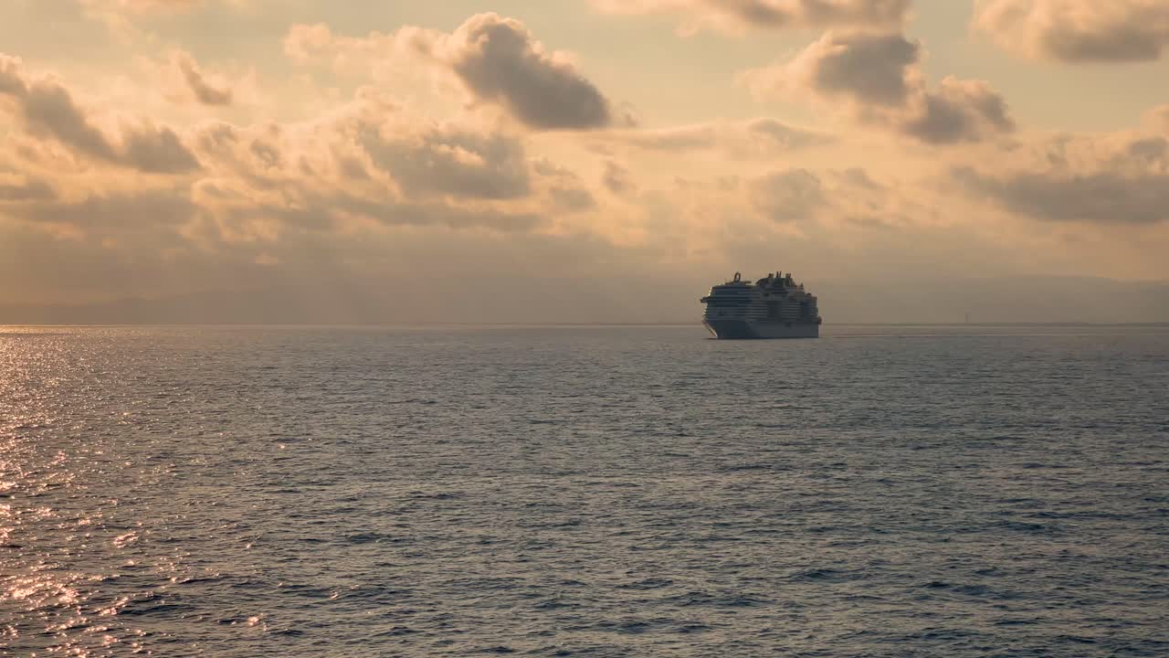 석양의 바르셀로나 항구 케이 라인 타워와 컨테이너 선을 싣는 크레인 여객 페리