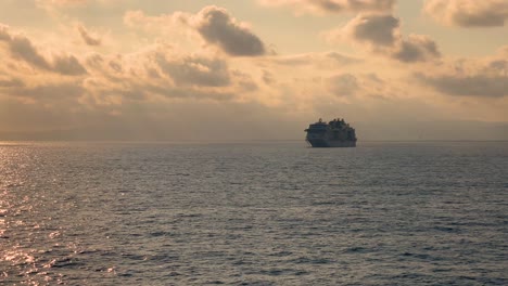 puerto de barcelona al atardecer kay line torres y grúas cargando portacontenedores ferry de pasajeros