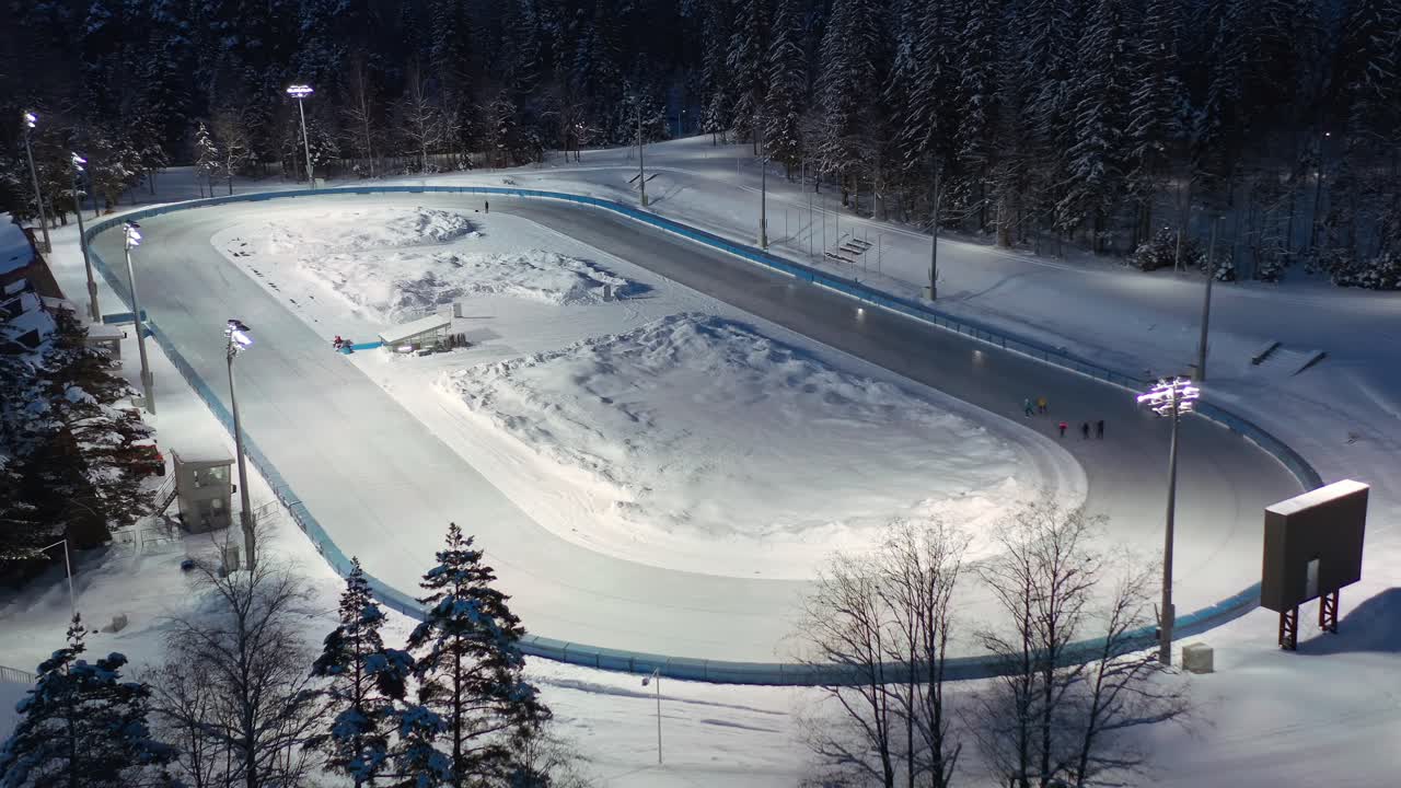 grupo de personas patinando en la pista de hielo de zakopane por la noche, polonia