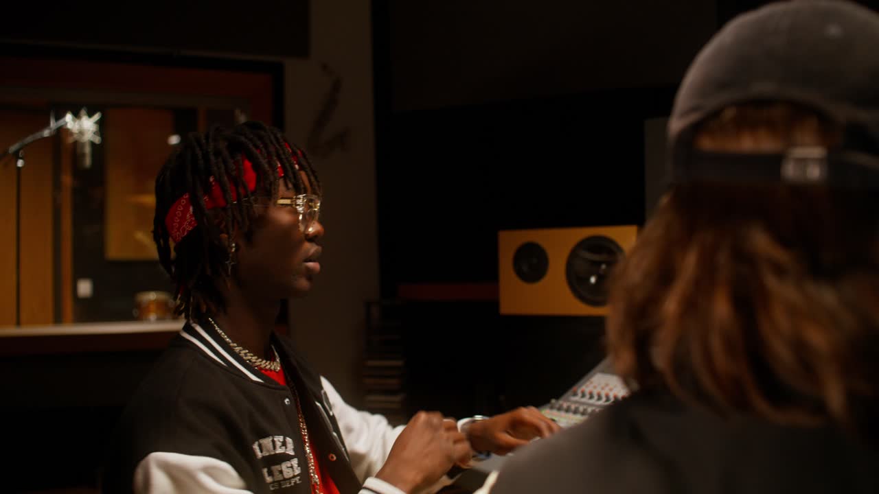 스튜디오 에서 음악 을 녹음 하는 세션