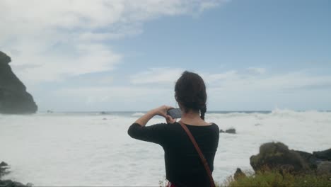 Frau-Nimmt-Video-Am-Strand-Playa-De-Las-Arenas-Auf