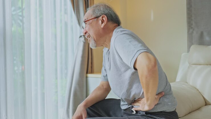 homem idoso com dores nas costas