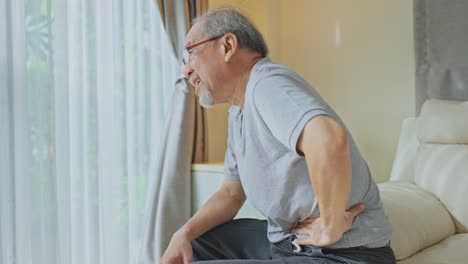 hombre anciano con dolor de espalda